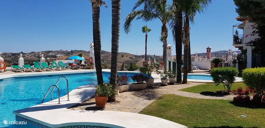 Una de las cuatro piscinas con una hermosa vista sobre el valle.