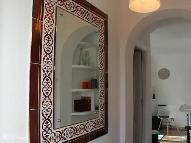 Location de Vacances Espagne, Costa del Sol, Mijas Golf, appartement - Casa Juapa Le couloir avec miroir et porte de la chambre