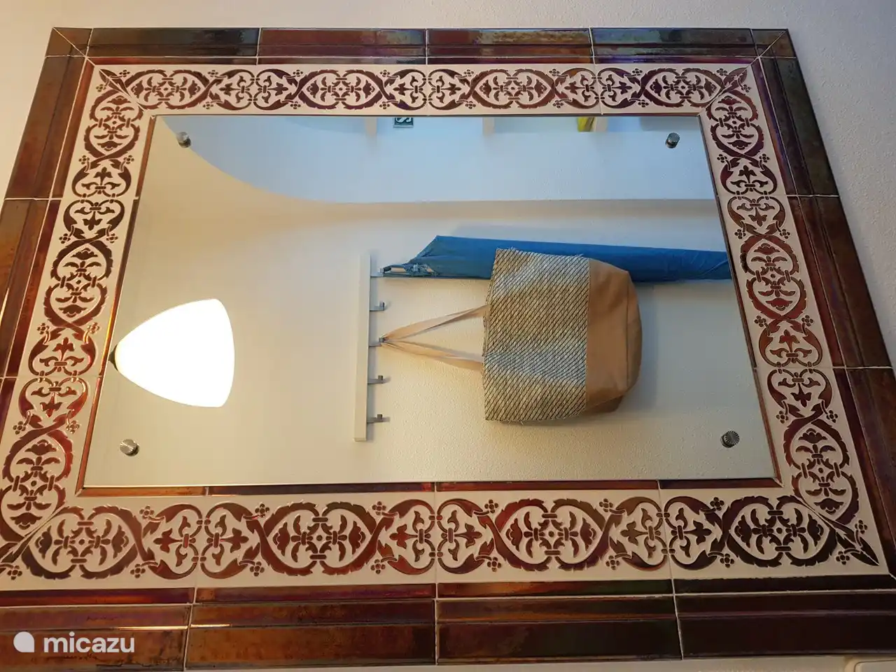 Espejo espa&#241;ol original en el pasillo.