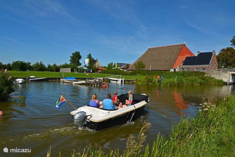 Vakantiehuis Nederland, Friesland, Sint Annaparochie Vakantiehuis Groepsaccommodatie de Blikvaart