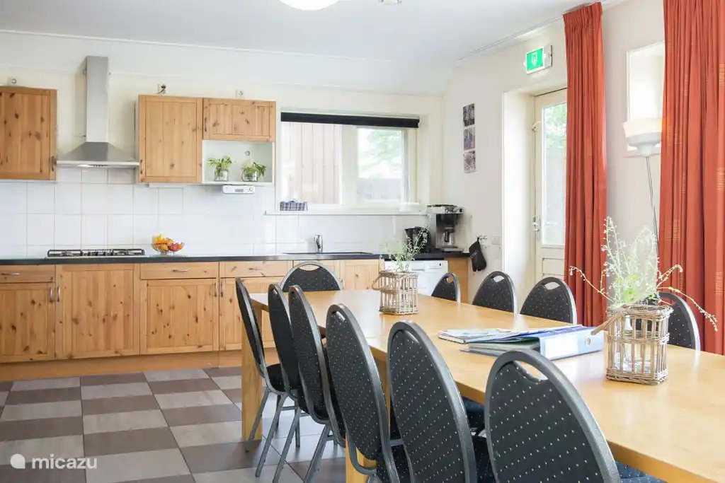 Séjour avec cuisine ouverte et terrasse sur l'eau