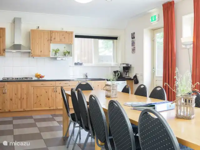 Gîte de groupe le Blikvaart | Pays-Bas, Frise, Sint Annaparochie - maison de vacances Séjour avec cuisine ouverte et terrasse sur l'eau