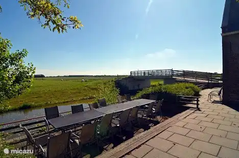 Terrasse privée clôturée au bord de l'eau de l'Elfstedentocht