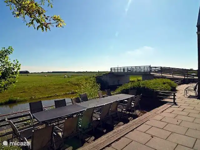 Gîte de groupe le Blikvaart | Pays-Bas, Frise, Sint Annaparochie - maison de vacances Terrasse privée clôturée au bord de l'eau de l'Elfstedentocht
