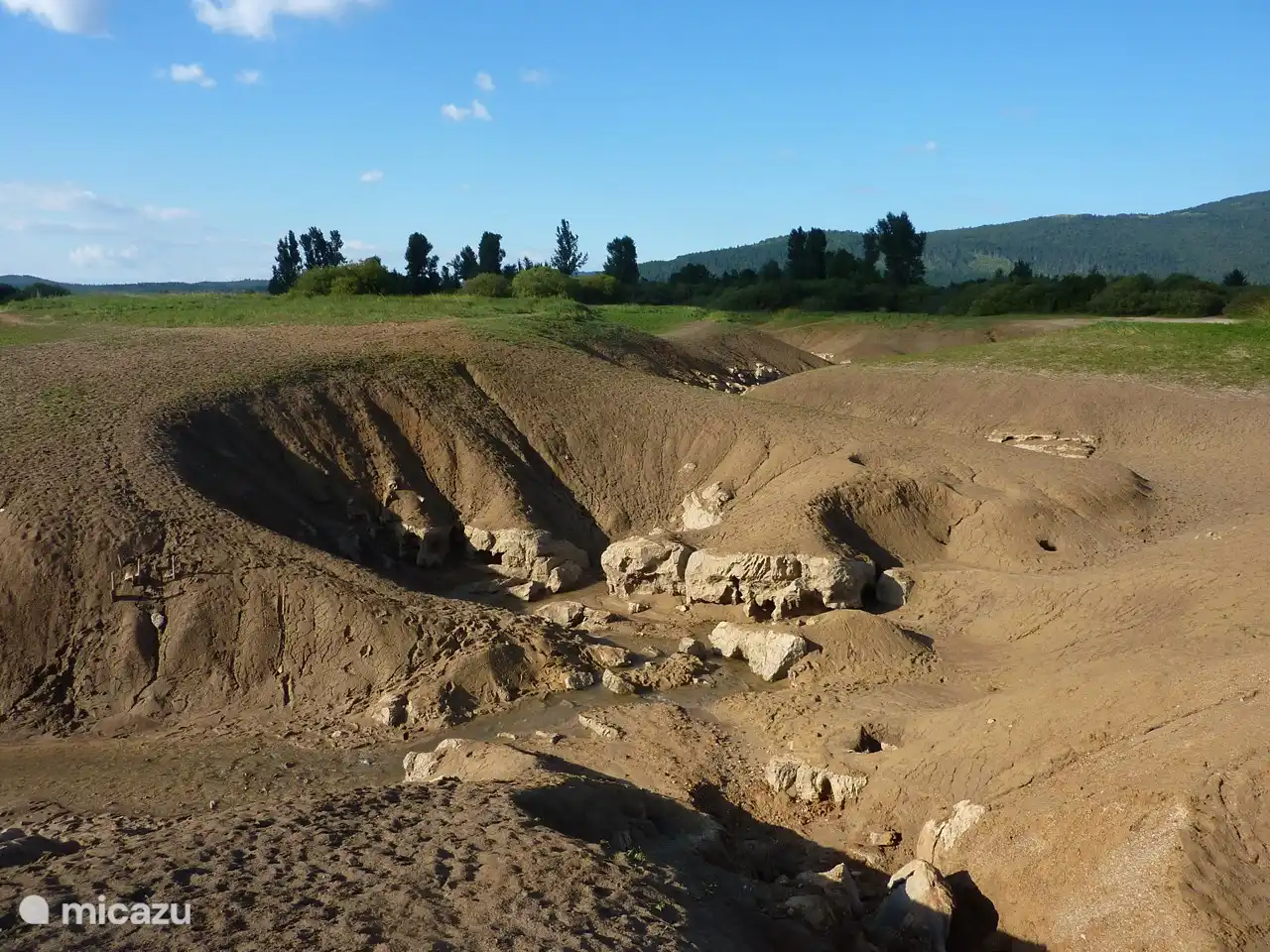 Der Cerknica-See ist einer der größten periodischen Seen, in Trockenperioden verschwindet das Wasser in unterirdischen Flüssen und Höhlen. Im Sommer besteht eine gute Chance, dass Sie auf dem Grund des Sees spazieren gehen können. †
