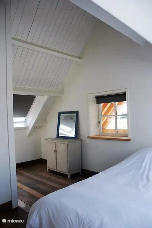 Schlafzimmer mit Dusche und Waschbecken Altes Bauernhaus