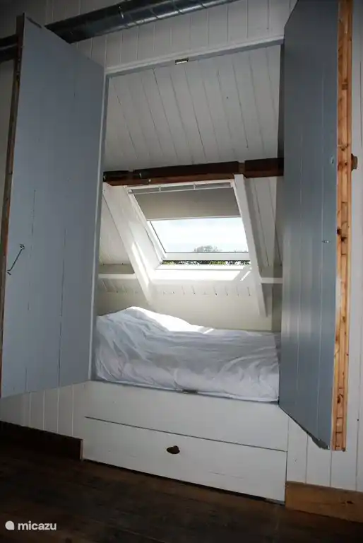 Bettgestell 2 Personen (Matratze 160x200) im Obergeschoss