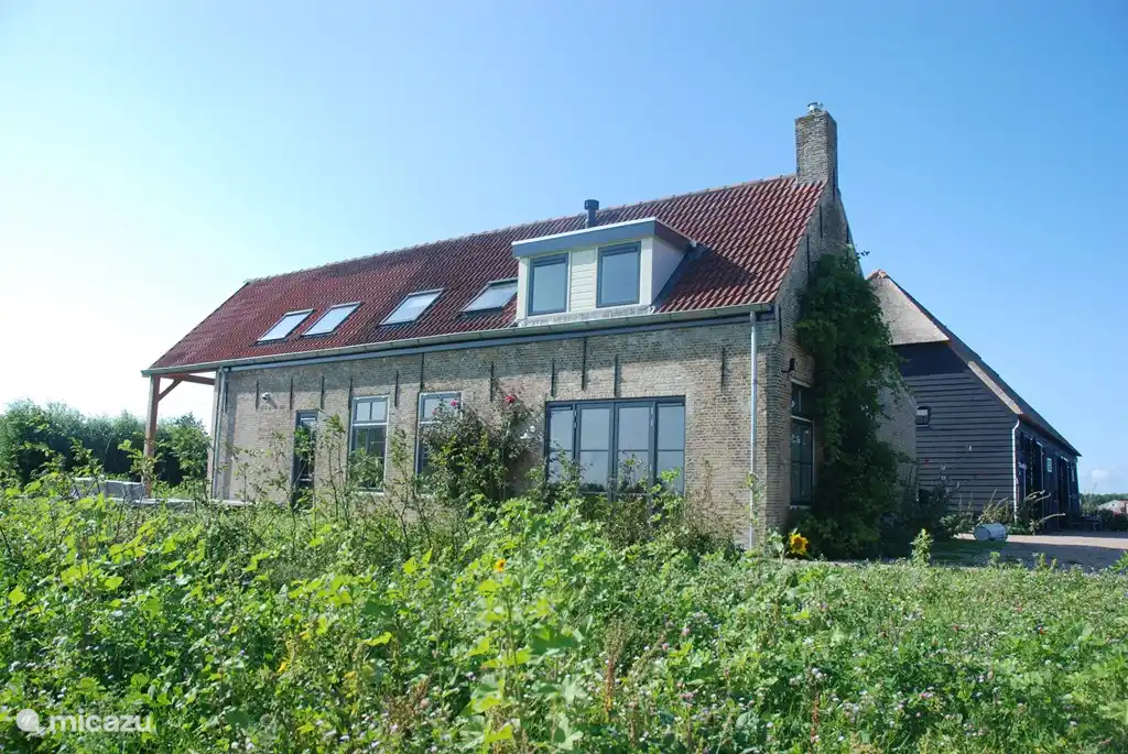 Altes Bauernhaus dahinter 