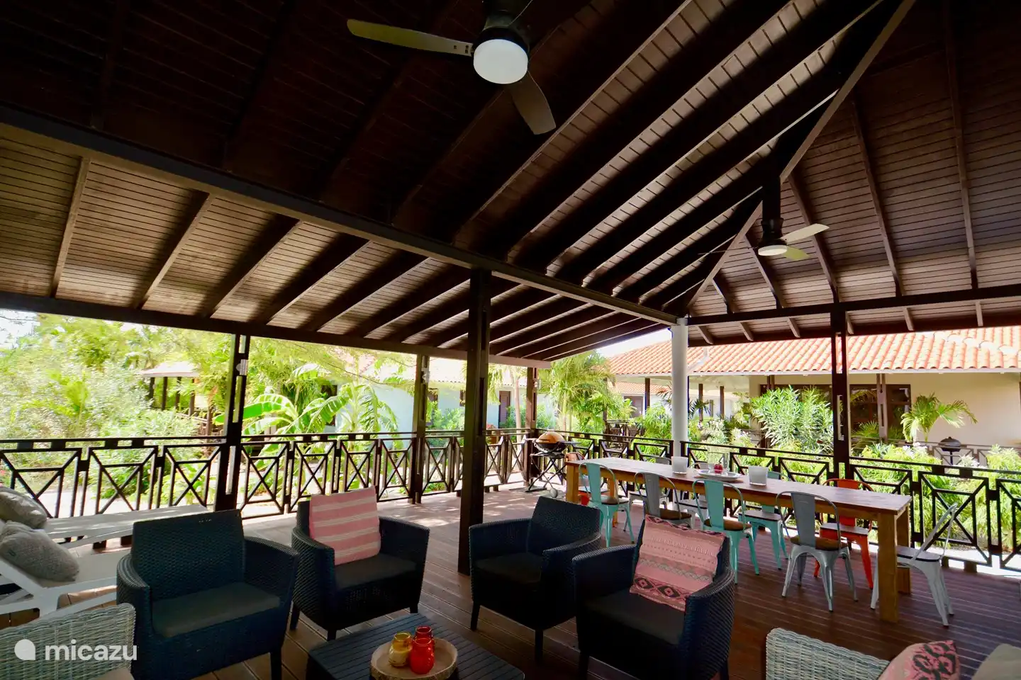 Dîner ou BBQ (BBQ à gaz Weber) sur le porche!