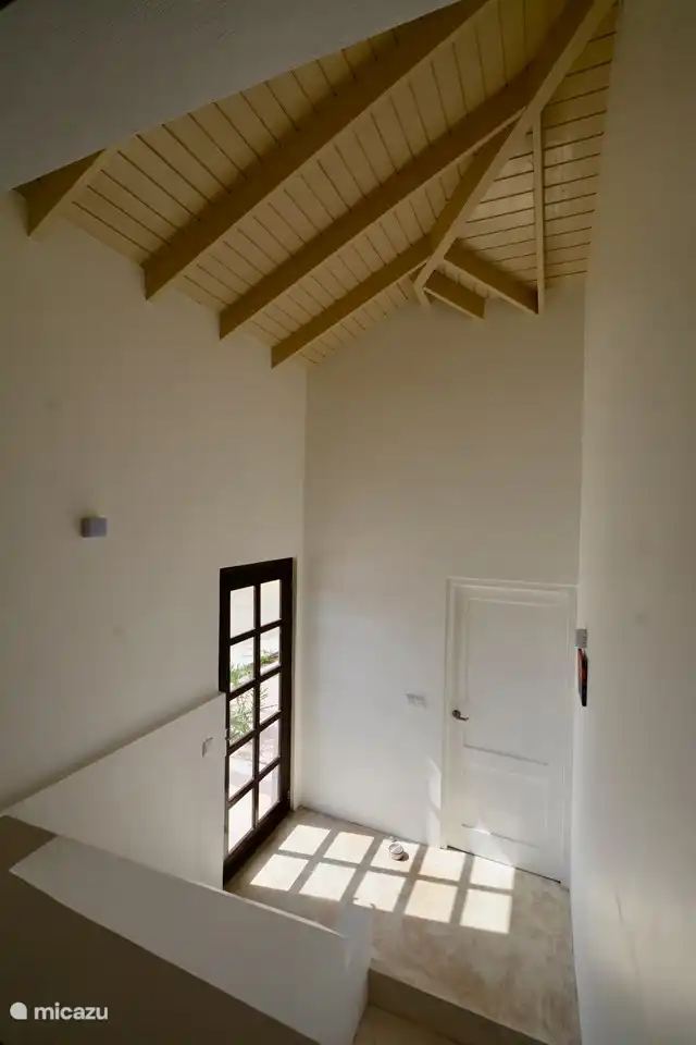 Cage d'escalier vers le sous-sol