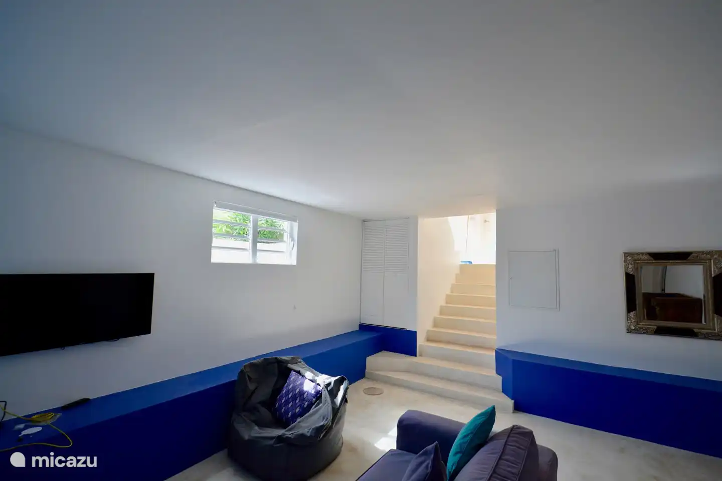 Le deuxième salon au sous-sol, agréable et cool pour se détendre, jouer ou regarder un film