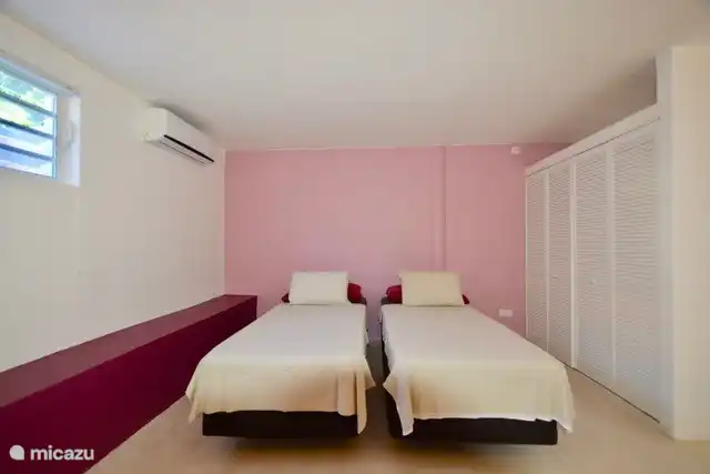 Chambre #3 avec salle de bain partagée #3
Nous pouvons également transformer les 2 lits simples en un lit king size