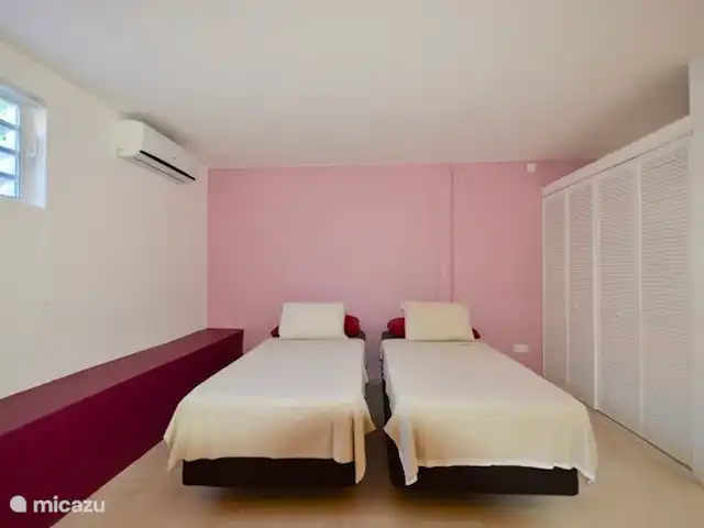 Villa Supérieure Plage Blue Bay | Curaçao, Curaçao-Centre, Blue Bay - villa Chambre #3 avec salle de bain partagée #3
Nous pouvons également transformer les 2 lits simples en un lit king size