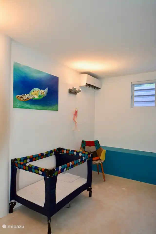 Nous avons 2 lits de camp et 2 chaises hautes disponibles pour nos plus jeunes hôtes