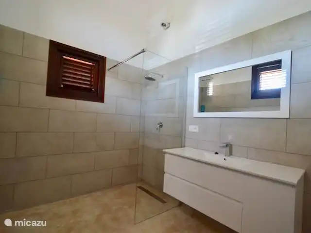 Villa Supérieure Plage Blue Bay | Curaçao, Curaçao-Centre, Blue Bay - villa Spacieuse salle de bain #3 qui est partagée par les chambres #3, #4 et #5