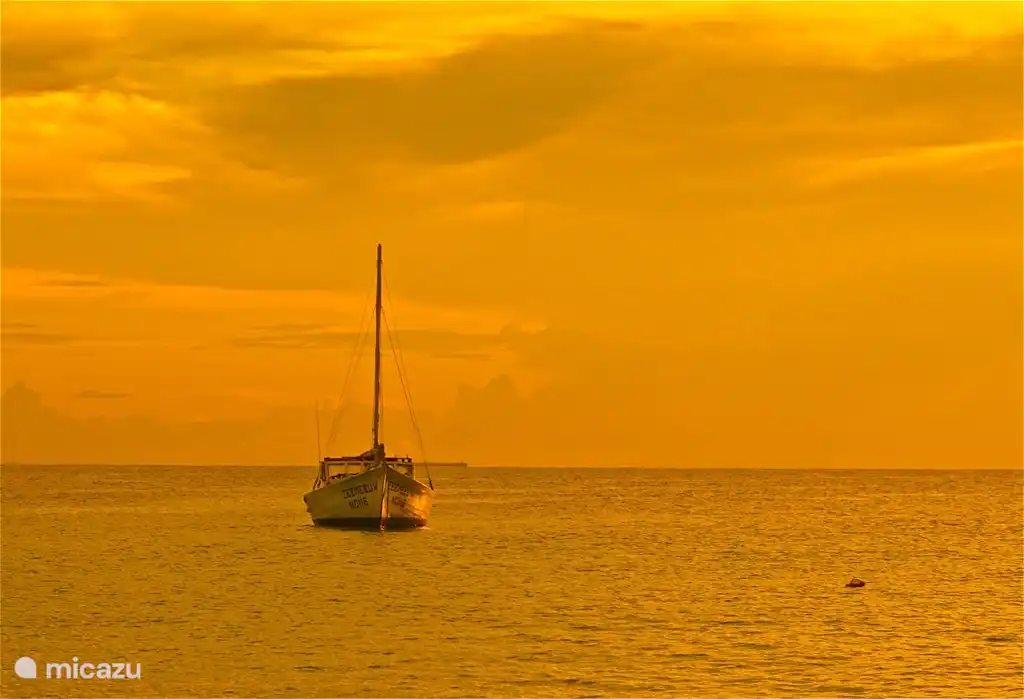 Coucher de soleil sur la plage de Blue Bay