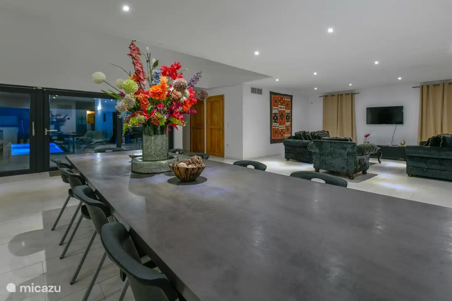 Eindrucksvolles Wohnzimmer mit offener Küche