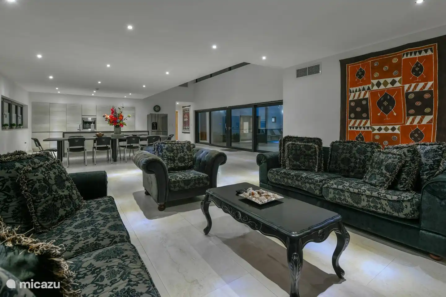 Eindrucksvolles Wohnzimmer mit offener Küche