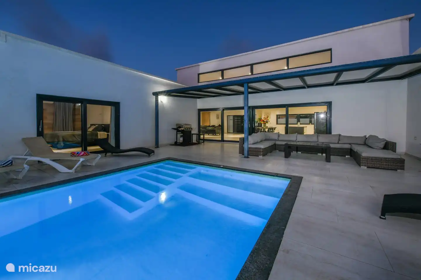 Eindrucksvolle Verbindung von Wohnzimmer und Hauptschlafzimmer 2 mit dem Pool