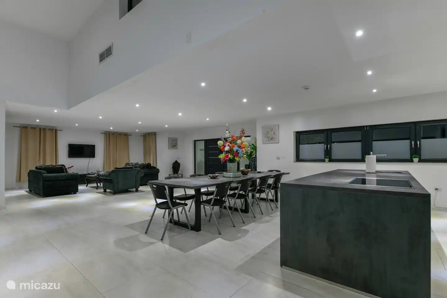 Eindrucksvolles Wohnzimmer mit offener Küche