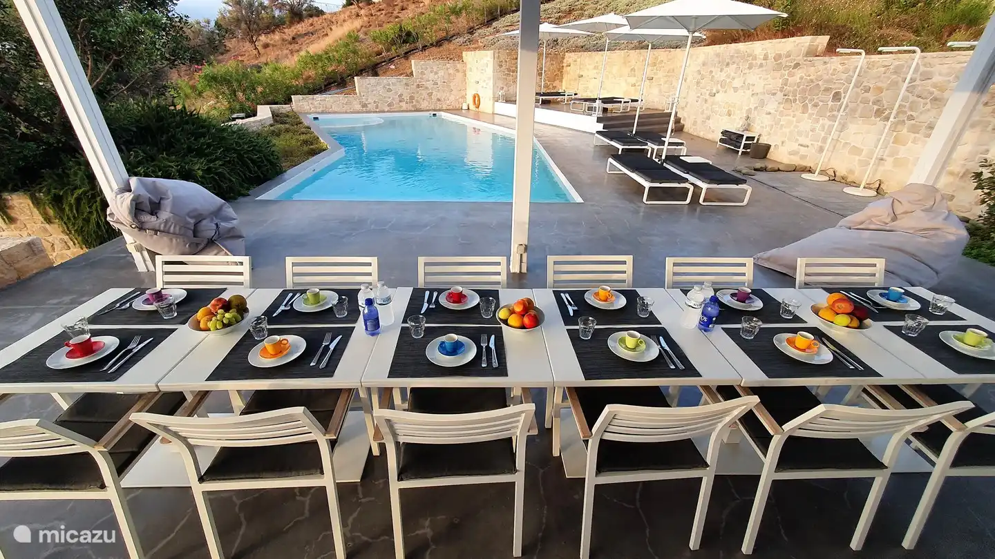 De ontbijttafel voor 8 - 12 personen.