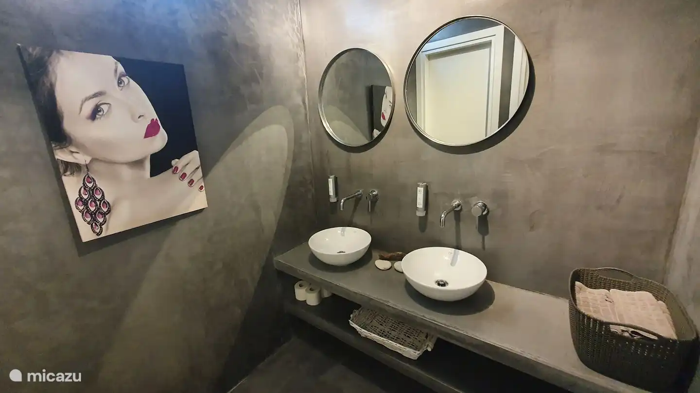 Bij het zwembad is een aparte toilet-gelegenheid.