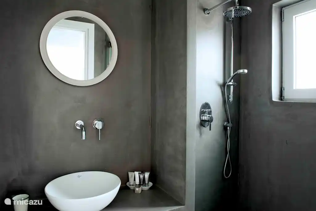 Luxe sanitair, stortdouche met gegarandeerde waterdruk. 