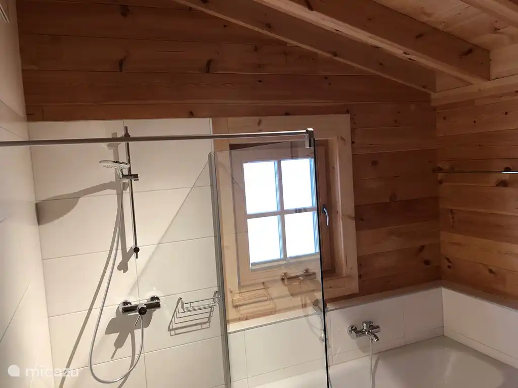 Bad mit Dusche, Bad, Waschbecken und Toilette