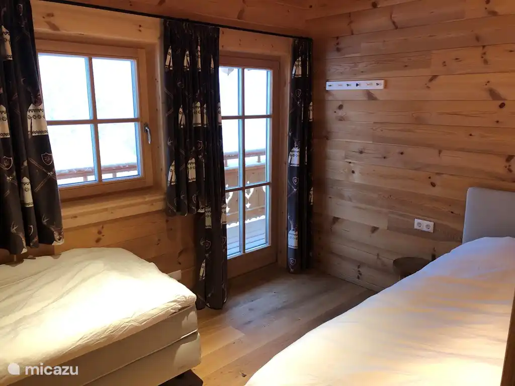 Schlafzimmer mit zwei AUPING-Betten und Zugang zum Balkon