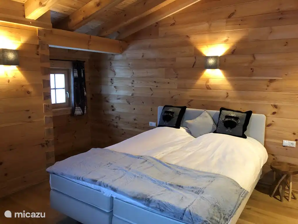 Großes Schlafzimmer (20 m2) mit Zugang zum Balkon und fantastischem Blick auf die Piste