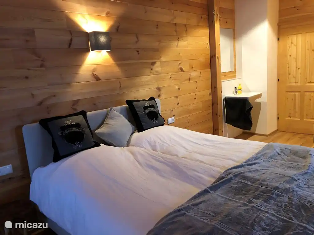 Das Schlafzimmer hat ein eigenes Waschbecken