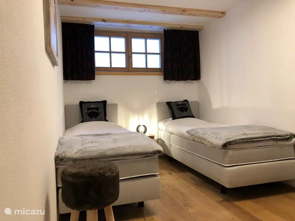 Neben dem Wohnzimmer befindet sich ein Schlafzimmer für 2 Personen mit eigenem Bad