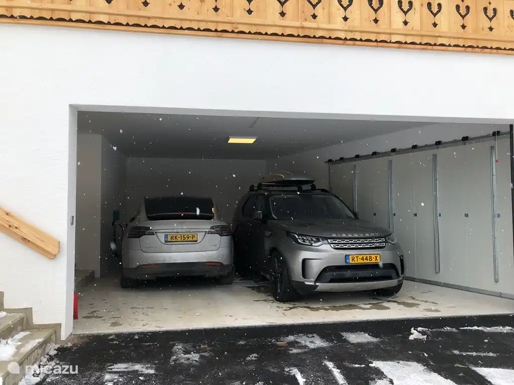 Große Garage für zwei SUVs