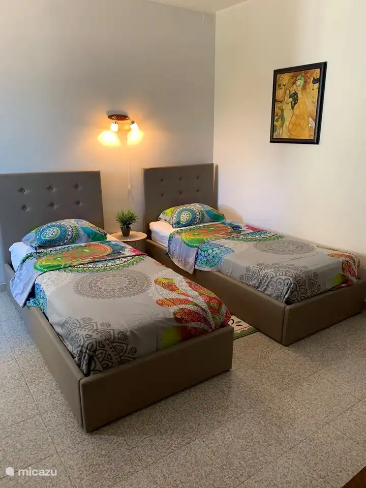 2do dormitorio con 2 camas individuales de lujo