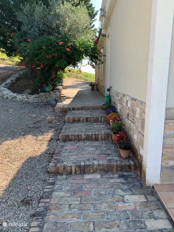 Camina hacia la puerta principal