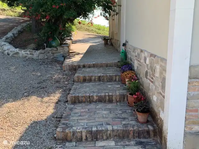 Dora en Italia, Abruzos, Penne - villa Camina hacia la puerta principal