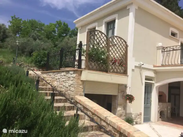 Dora en Italia, Abruzos, Penne - villa Escaleras a la piscina
