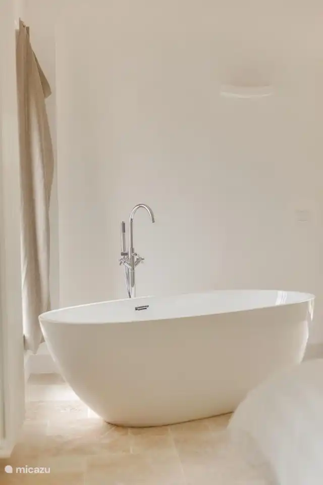 Designbad im Erdgeschoss Schlafzimmer Villa Fiore