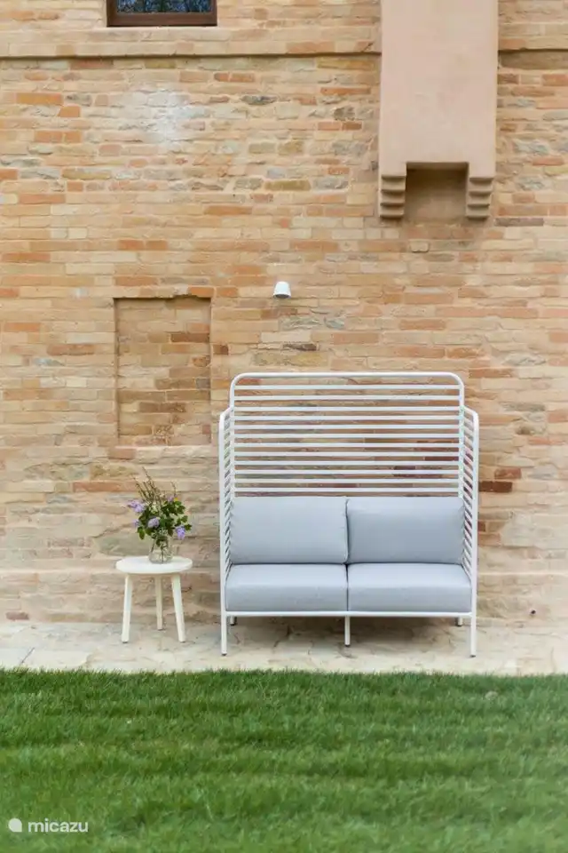 Schöner Sitzplatz hinter der Villa Fiore