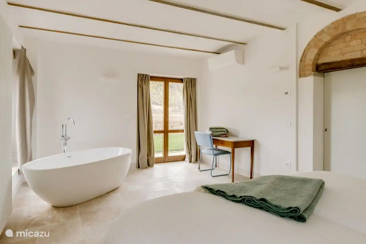 Schlafzimmer im Erdgeschoss mit eigenem Bad