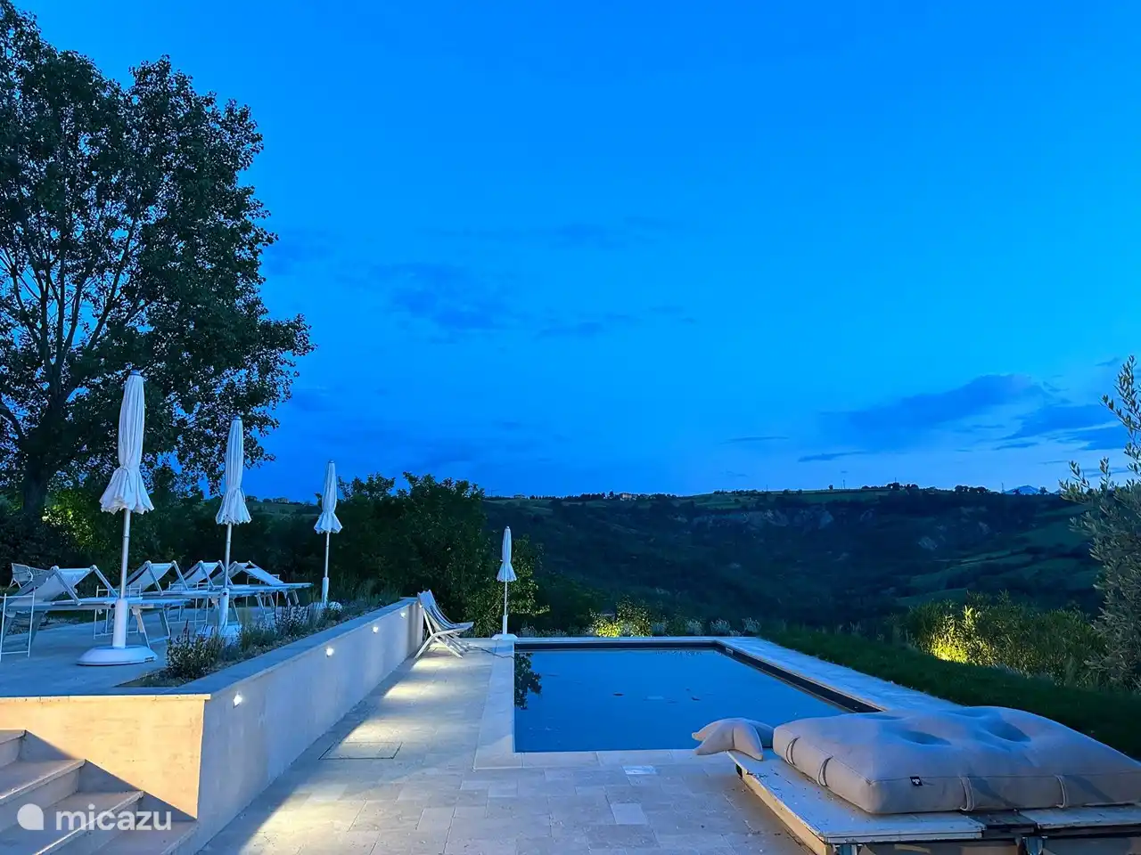 Schwimmbad nach Sonnenuntergang