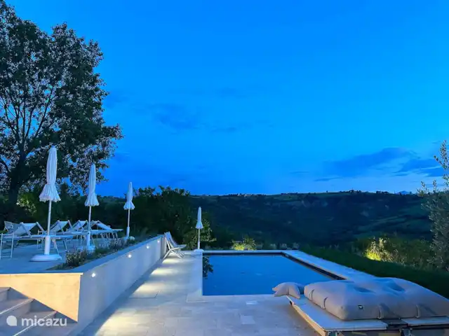 Villa Fiore | Italie, Marche, Falerone - villa Piscine après le coucher du soleil