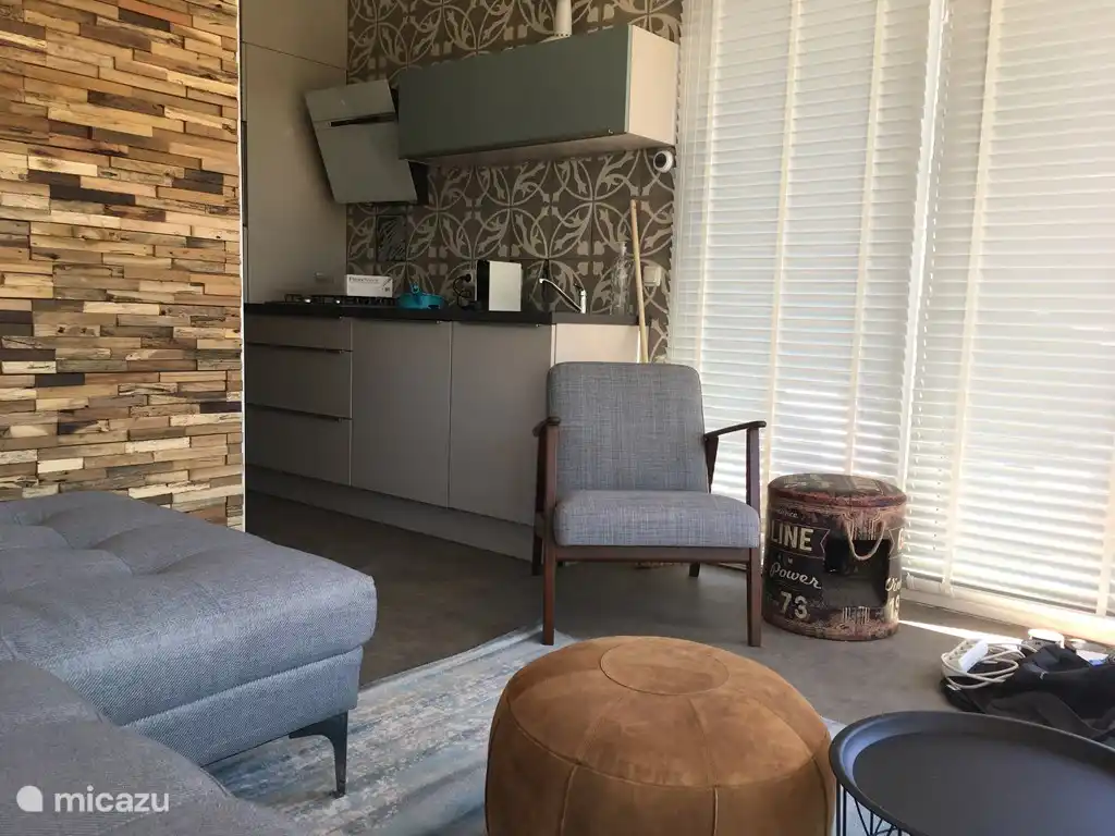 Longitudinal kitchen, very complete; dishwasher, combination microwave, 4 burner gas stove, complete kitchen inventory.