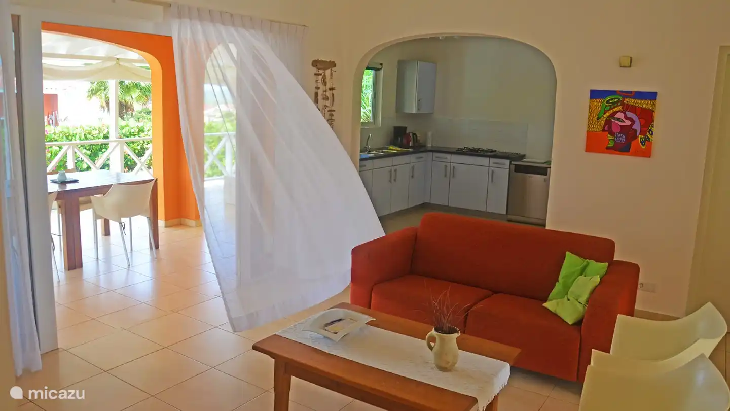 Grâce à la direction constante du vent, le salon souffle bien avec les portes ouvertes. Le salon dispose d'un canapé et de fauteuils.