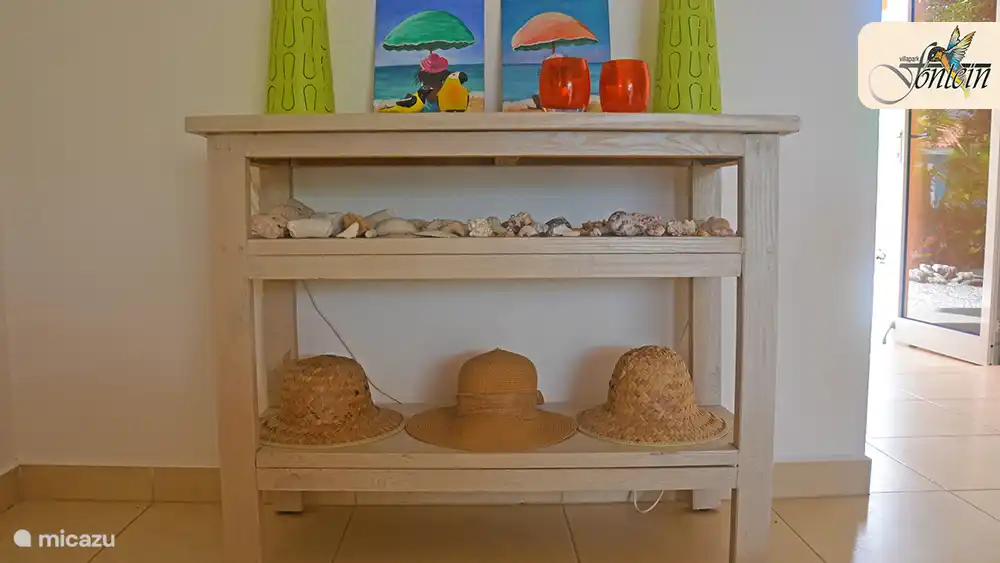 La villa est décorée de diverses peintures et objets locaux.