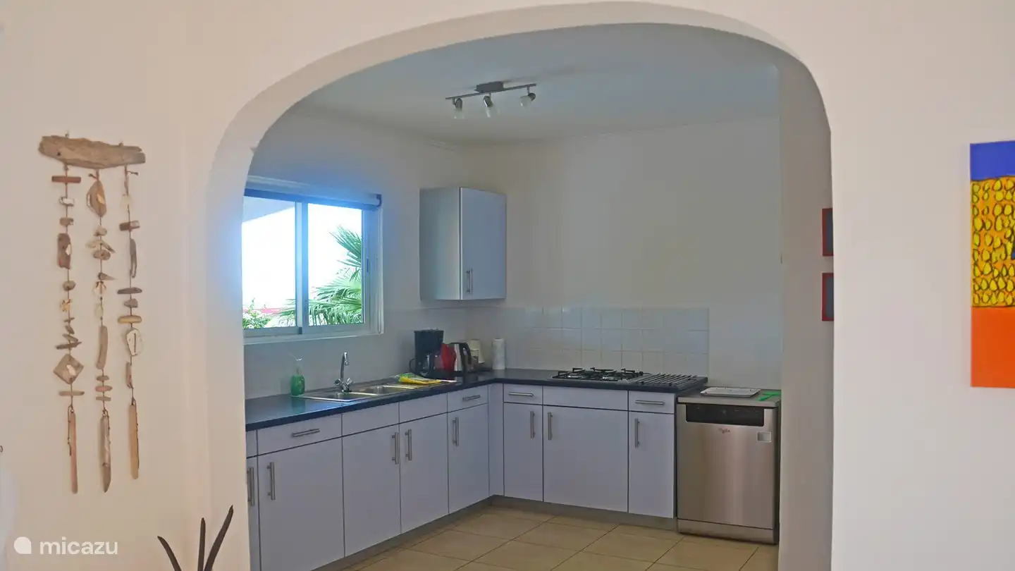 La cuisine ouverte de la villa est équipée de toutes les commodités telles qu'une cuisinière à gaz 4 feux, un grille-pain, une cafetière, un mousseur à lait, une bouilloire, un mixeur, un réfrigérateur, un lave-vaisselle, un congélateur et suffisamment de couverts et d'ustensiles de cuisine.