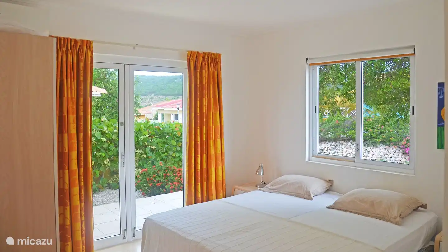 Chambre des maîtres avec salle de bain privée et climatisation.