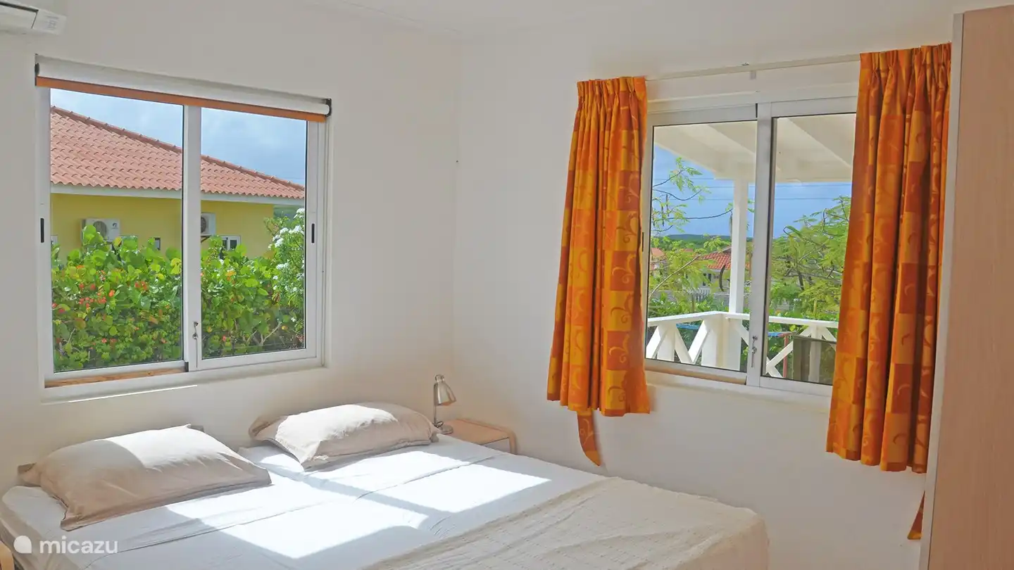 Deuxième chambre avec 2 lits simples et climatisation.