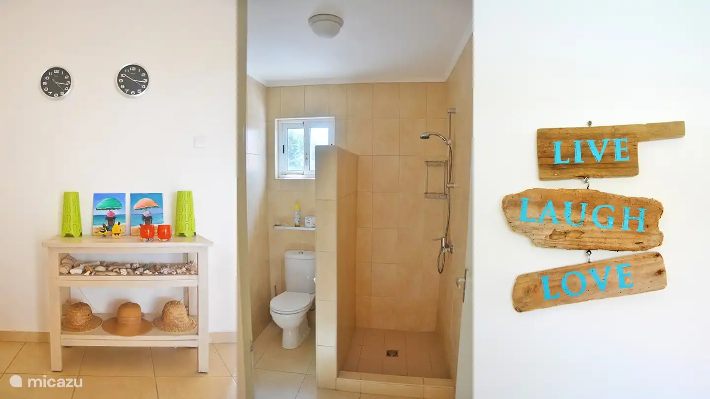 La deuxième salle de bain est située au centre de la villa.