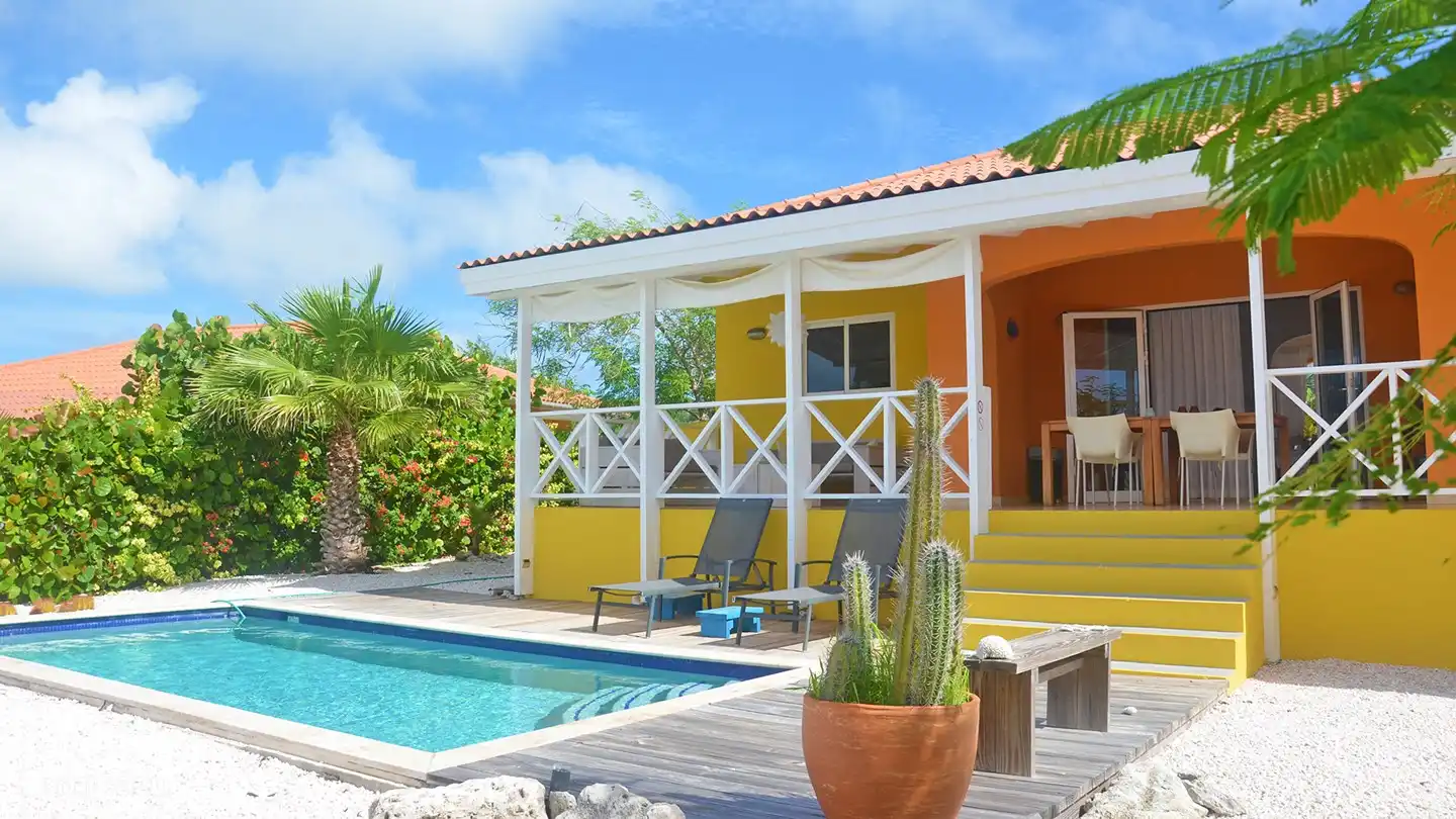 La piscine privée peut être utilisée pour se rafraîchir à la fin de la journée. Dans les transats, vous pourrez profiter du soleil pour obtenir un joli bronzage. Grâce aux clôtures de délimitation fermées, cela peut se faire en toute intimité.